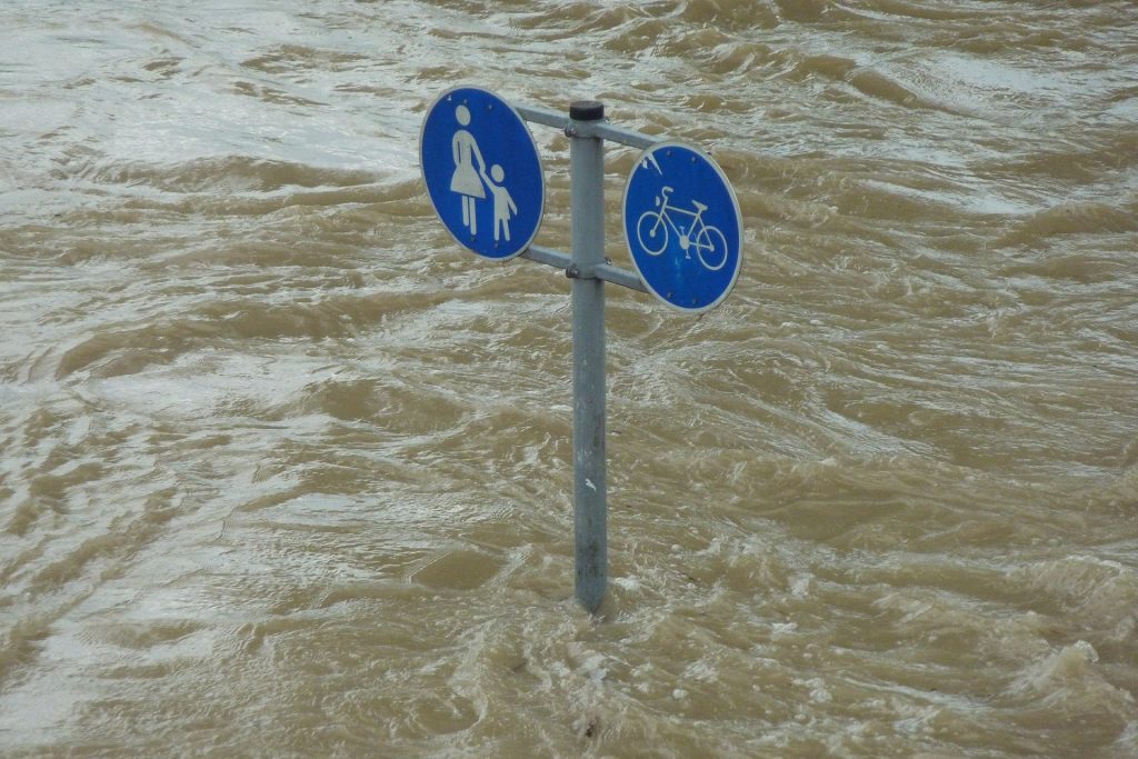 Schild mit Hochwasser